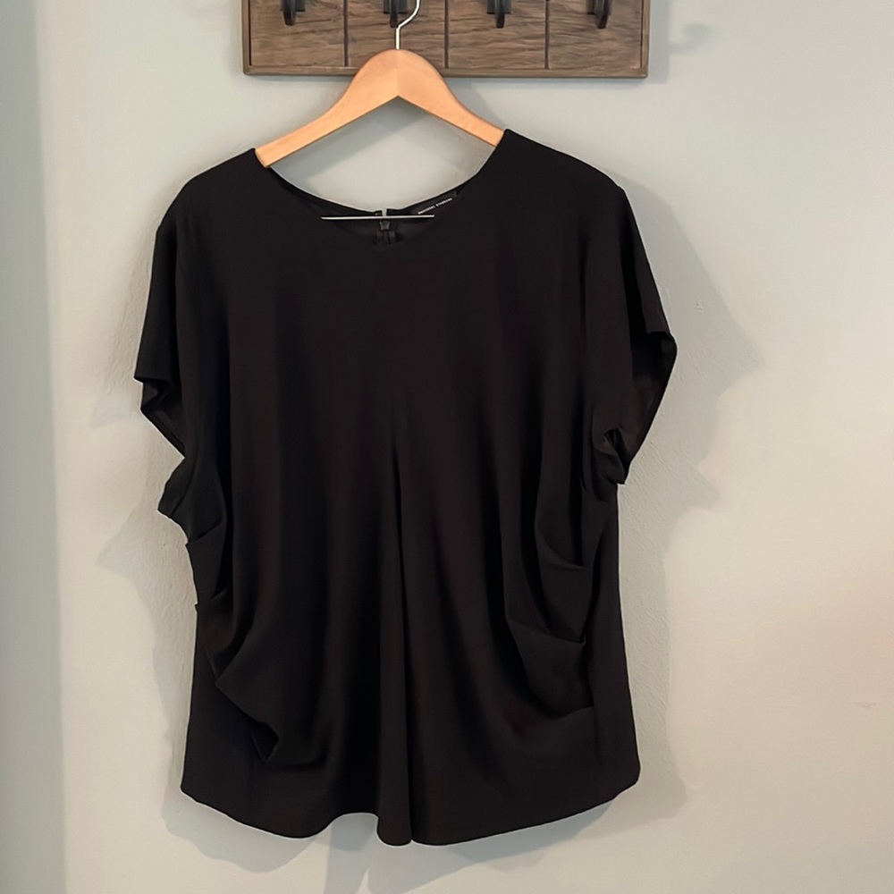 Universal standard Ginny side ruched top in black. Size L.